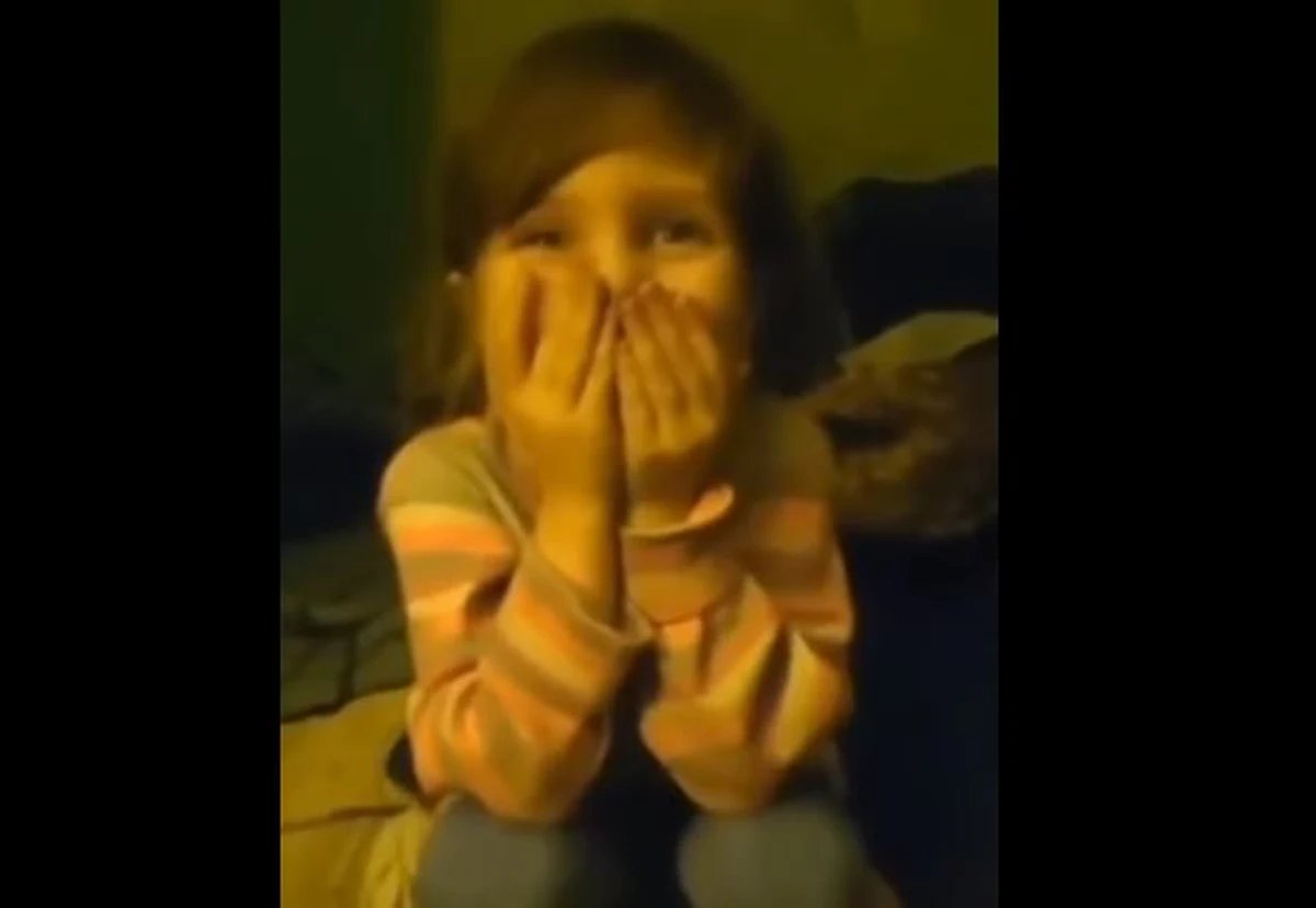 Podczas ostatniej ewakuacji z zakładów metalurgicznych Azowstal w Mariupolu na południowym wschodzie Ukrainy rosyjscy okupanci rozdzielili matkę i jej czteroletnią córeczkę Alisę. Taką informację przekazał na Telegramie pułk Azow - ukraińska formacja broniąca Mariupola.