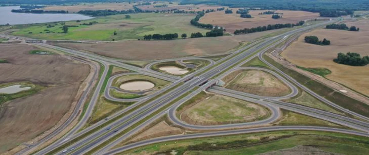 We wtorek zamknięta zostanie droga krajowa 53 w rejonie węzła Pieczewo. Wprowadzenie czasowej organizacji ruchu podyktowane jest naprawą gwarancyjną deformacji nawierzchni spowodowanej osiadaniem gruntu. Koszt naprawy ponosi wykonawca. 