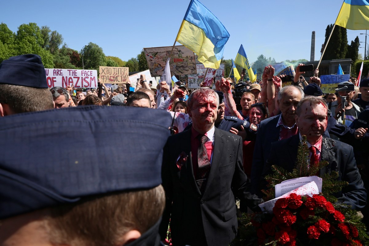 Siergiej Andriejew - ambasador Rosji w Polsce - został oblany czerwoną farbą przed Cmentarzem-Mauzoleum Żołnierzy Radzieckich w Warszawie. Pojawił się tam, by złożyć kwiaty z okazji obchodzonego przez Rosję 9 maja Dnia Zwycięstwa. Rosyjski resort dyplomacji domaga się od polskiego rządu zorganizowania zabezpieczonej ceremonii składania wieńców na cmentarzu. 