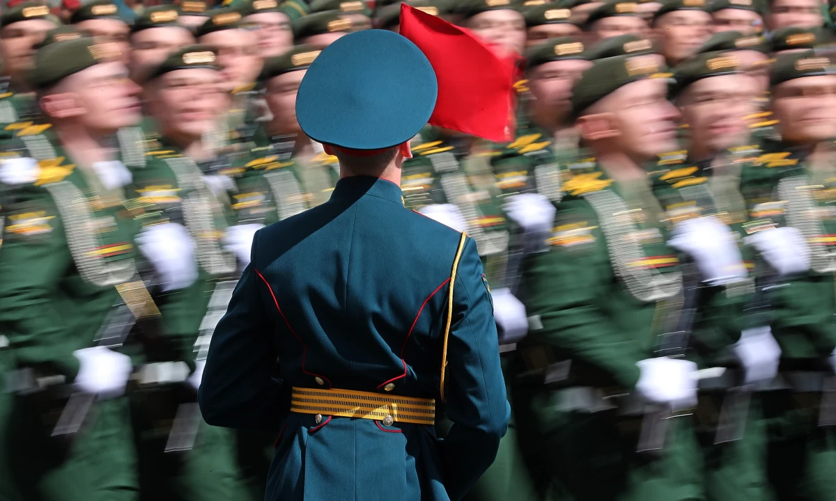 Z powodu wymierzonych w Rosję sankcji pojawiły się trudności z pracą, wzrosły ceny, większość Rosjan nie ma nastroju do świętowania; organizowanie w takich okolicznościach Parady Zwycięstwa to idiotyzm - oceniła matka rosyjskiego żołnierza walczącego na Ukrainie w rozmowie przechwyconej przez Służbę Bezpieczeństwa Ukrainy (SBU) i opublikowanej w poniedziałek na Facebooku.