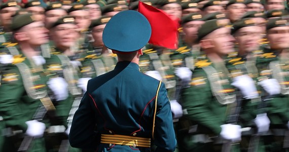 Z powodu wymierzonych w Rosję sankcji pojawiły się trudności z pracą, wzrosły ceny, większość Rosjan nie ma nastroju do świętowania; organizowanie w takich okolicznościach Parady Zwycięstwa to idiotyzm - oceniła matka rosyjskiego żołnierza walczącego na Ukrainie w rozmowie przechwyconej przez Służbę Bezpieczeństwa Ukrainy (SBU) i opublikowanej w poniedziałek na Facebooku.