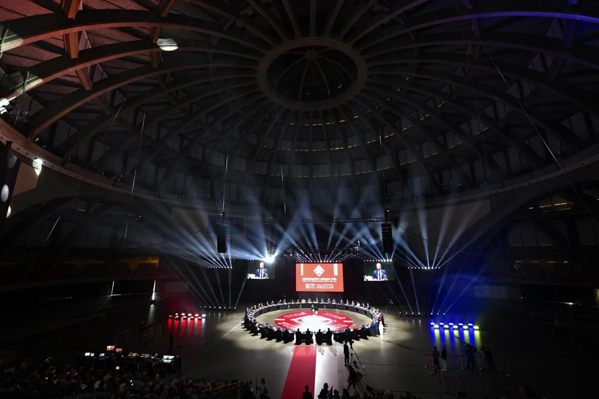 "Widzimy naszą przyszłość jako członkowie europejskiej rodziny" - powiedział mer Kijowa Witalij Kliczko zwracając się do uczestników Samorządowego Okrągłego Stołu, który odbywa się dzisiaj we Wrocławiu. Biorą w nim udział samorządowcy, przedstawiciele organizacji pozarządowych, rządu oraz osoby ze świata biznesu i nauki. 