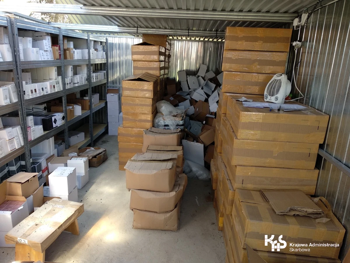 Dwa magazyny z podrobionymi produktami znanych marek zlikwidowali w Zachodniopomorskiem funkcjonariusze Urzędu Celno-Skarbowego i policjanci. Buty sportowe, perfumy i zegarki były warte prawie 1 mln 200 tysięcy złotych.