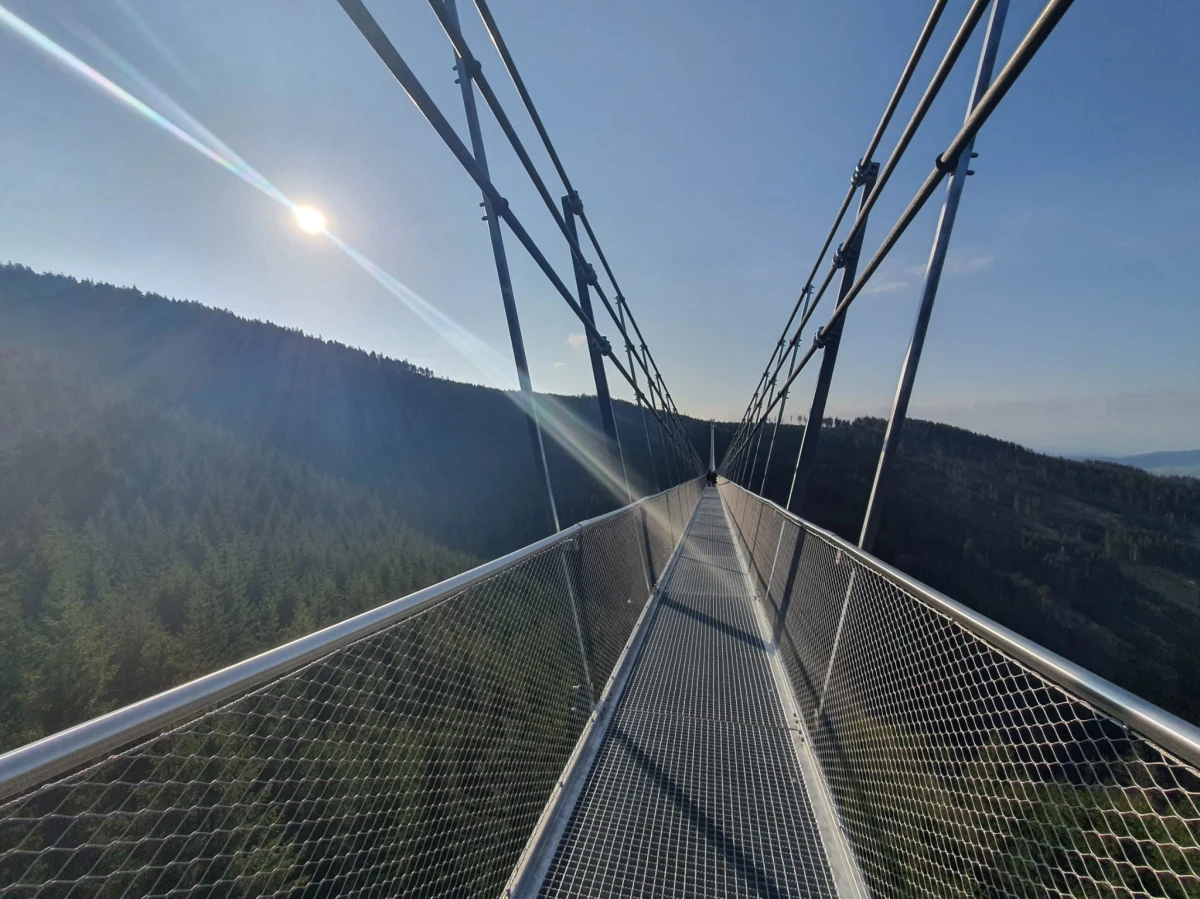 Sky Bridge 721 to najdłuższy wiszący spacerowy most na świecie zlokalizowany w Górach Orlickich przy granicy z Polską. Już 13 maja przyjmie pierwszych turystów. Co pół godziny na most będzie mogło wejść 200 osób.
