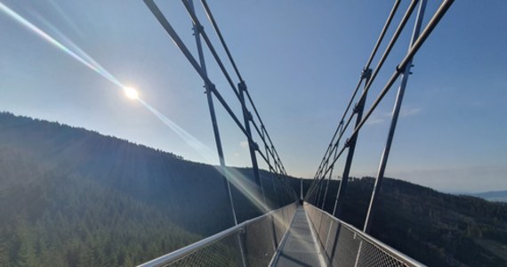 Sky Bridge 721 to najdłuższy wiszący spacerowy most na świecie zlokalizowany w Górach Orlickich przy granicy z Polską. Już 13 maja przyjmie pierwszych turystów. Co pół godziny na most będzie mogło wejść 200 osób.