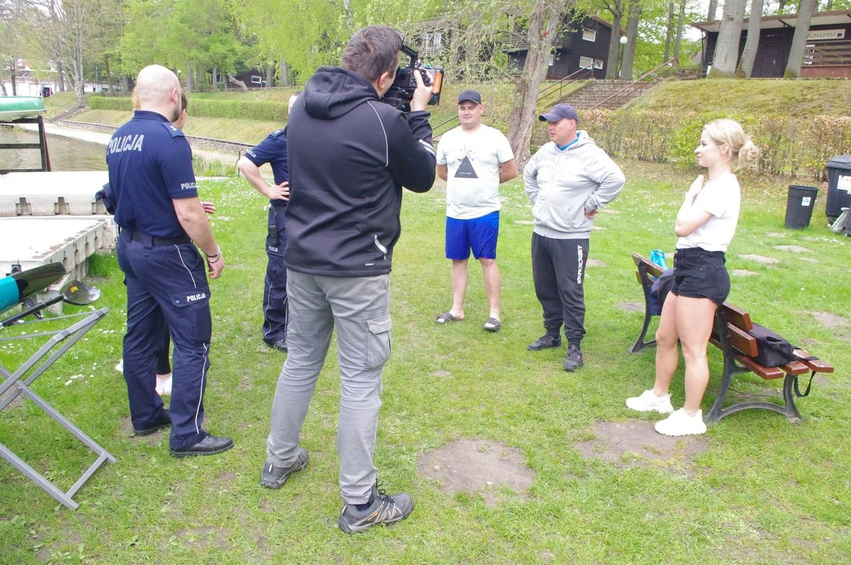 Funkcjonariusze z Komendy Powiatowej Policji w Wałczu i w Szczecinku wzięli udział w nagraniach do sportu edukacyjnego o bezpieczeństwie nad wodą. Razem z nimi w filmie pojawią się medalistki igrzysk olimpijskich w kajakarstwie z Tokio. 