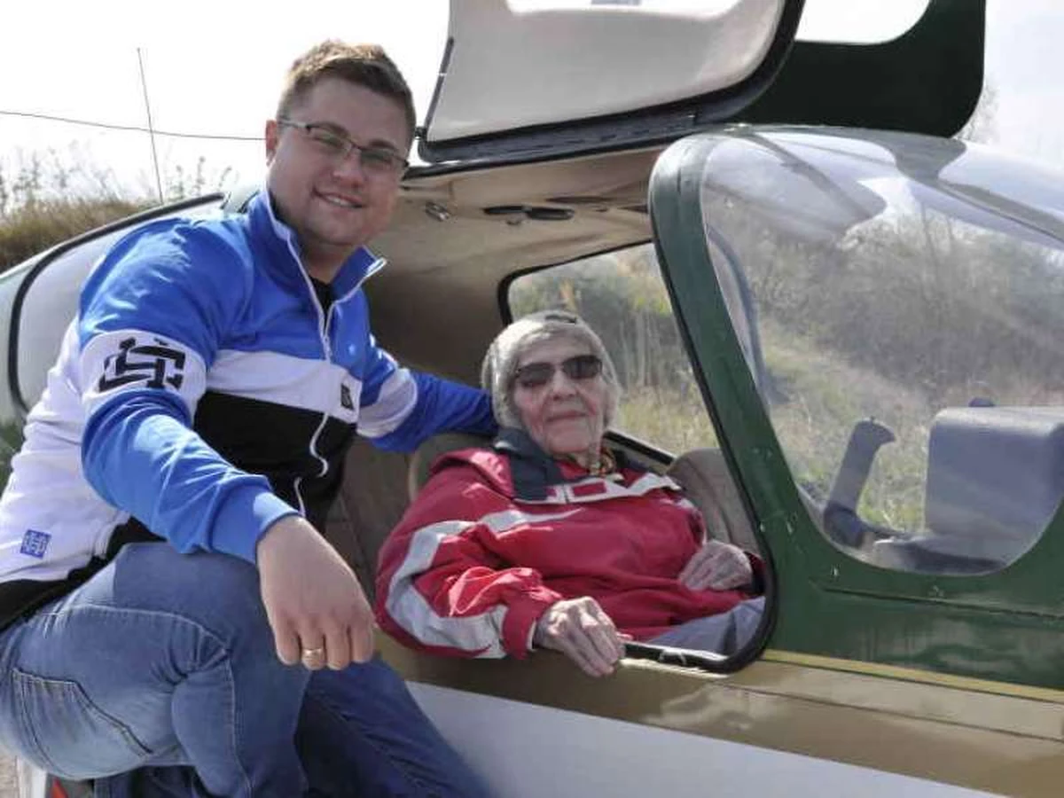 Zamiast tortu i kwiatów duże emocje i piękne widoki dostała w prezencie na urodziny seniorka z Kołobrzegu. 94-letnia pani Maria świętowała w przestworzach. Rodzina ufundowała jej lot samolotem nad miastem.