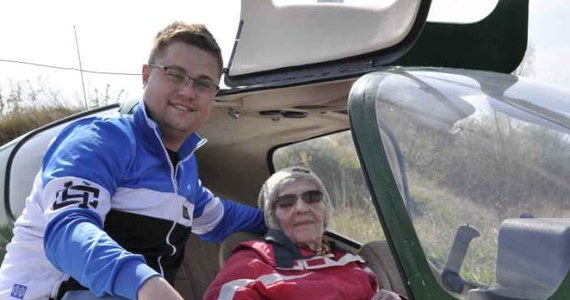 Zamiast tortu i kwiatów duże emocje i piękne widoki dostała w prezencie na urodziny seniorka z Kołobrzegu. 94-letnia pani Maria świętowała w przestworzach. Rodzina ufundowała jej lot samolotem nad miastem.