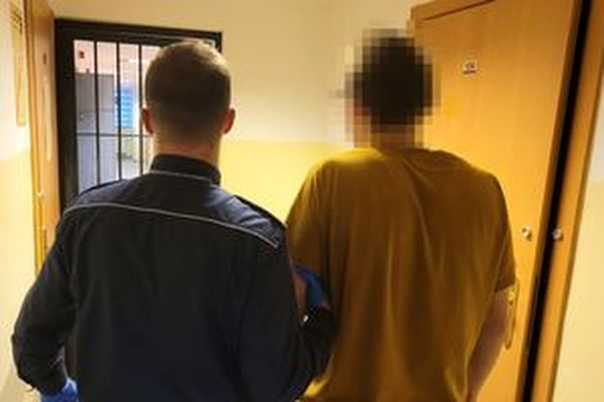 Kryminalni z Sopotu zatrzymali mężczyznę, który od kilku miesięcy uporczywie nękał 40-letnią mieszkankę Gdańska i jej partnera. Nachodził kobietę, wysyłał jej sms-y, nakłaniał do zerwania kontaktów z innymi osobami i zabrał psa. Za jego zwrot żądał kilkudziesięciu tysięcy złotych.