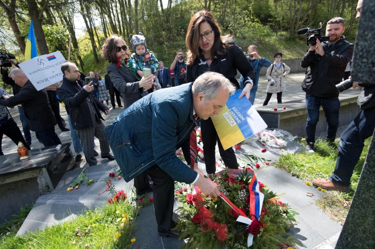 Przy okrzykach manifestantów: "Mordercy", konsul Federacji Rosyjskiej w Gdańsku Siergiej Siemionow, złożył wieniec na cmentarzu żołnierzy radzieckich w Gdańsku.

