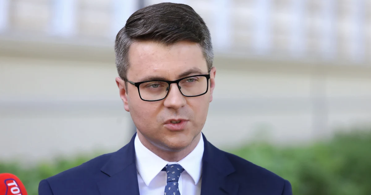 ​Projekt rozwiązań pomocy dla posiadaczy kredytów hipotecznych zostanie przedstawiony we wtorek i trafi do konsultacji społecznych - poinformował rzecznik rządu Piotr Müller. Rząd szacuje, że nowy system pozwoli obniżyć odsetki w skali kraju o ponad 1 mld zł.