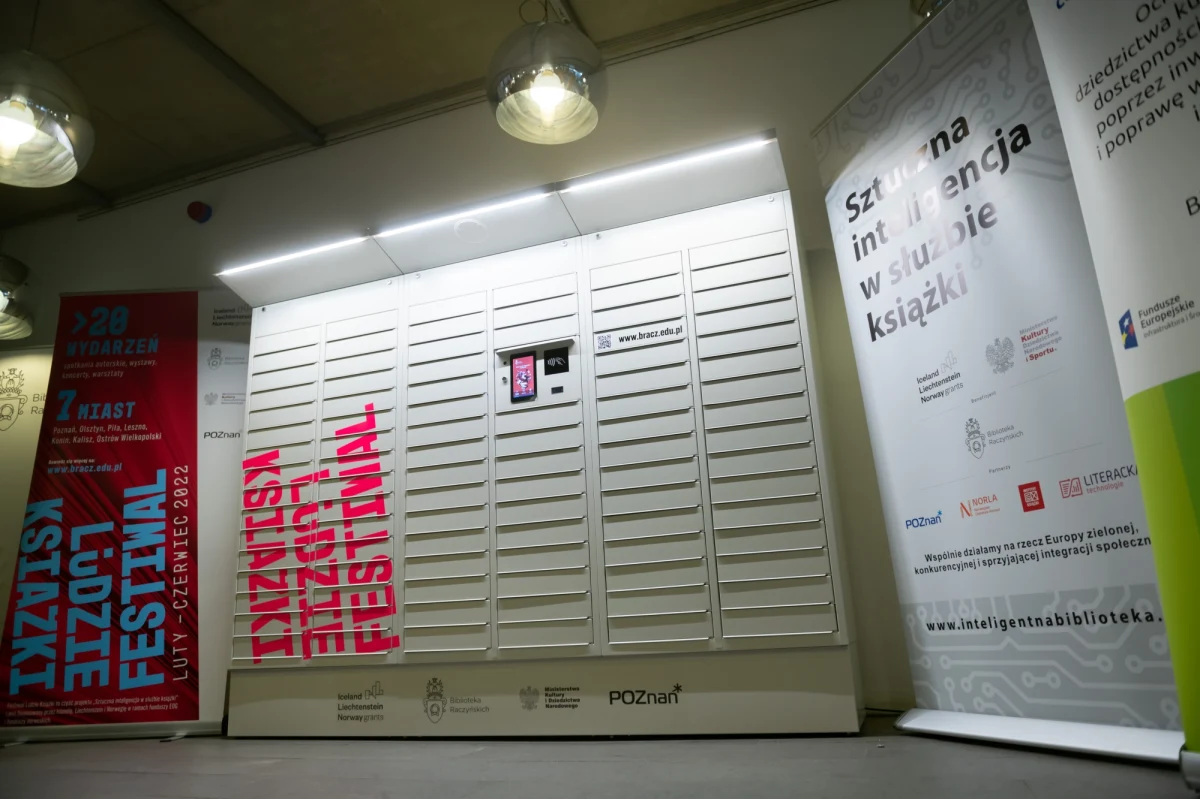 Książkomaty są już dostępne dla czytelników w Poznaniu. To rozwiązanie umożliwiające korzystanie z oferty Biblioteki Raczyńskich w rejonach miasta, w których brakuje stacjonarnych placówek tej instytucji. Na poznańskich ulicach stanęło w sumie 11 urządzeń. 