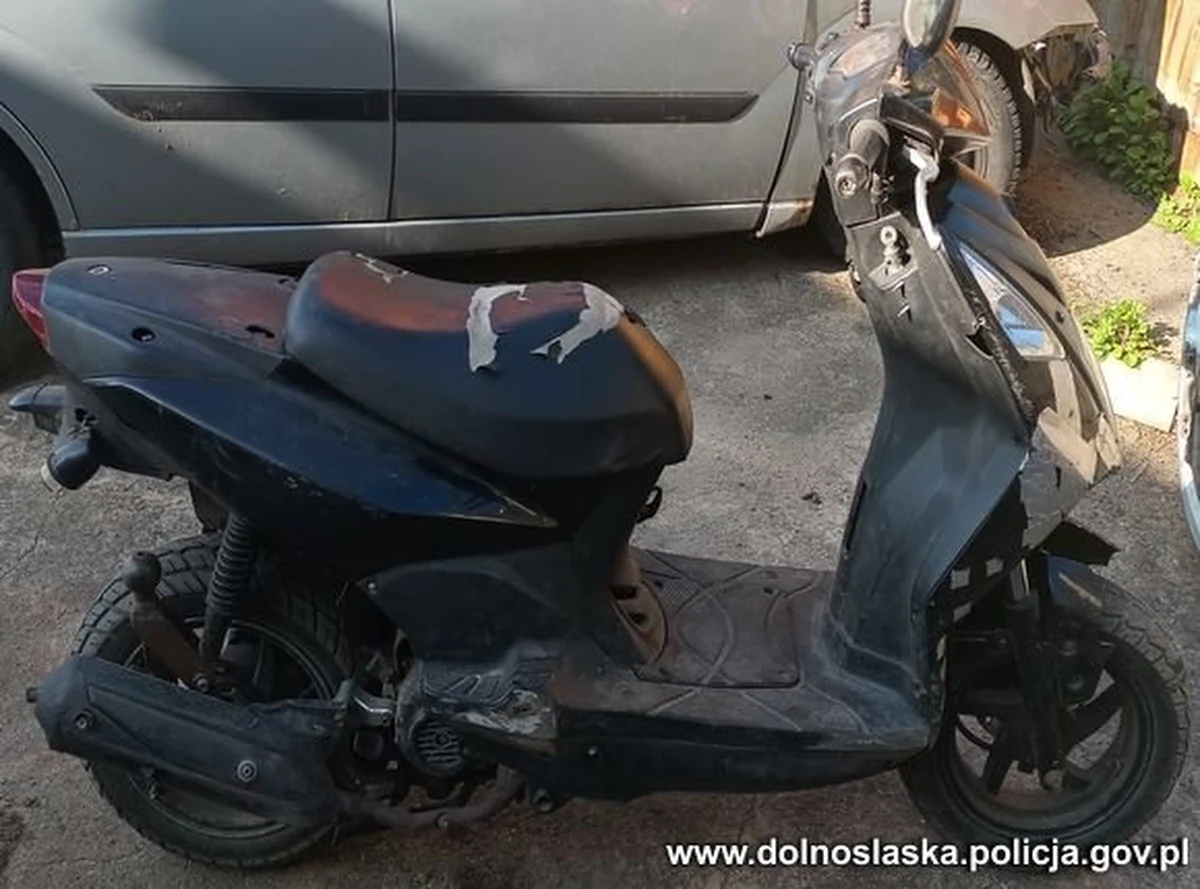 Ponad promil alkoholu w organizmie miał 37-letni motorowerzysta zatrzymany po policyjnym pościgu na Dolnym Śląsku. Razem z nim podróżowała bez kasku 5-letnia dziewczynka. Jak się okazało, 37-latek miał czynny sądowy zakaz prowadzenia wszelkich pojazdów.