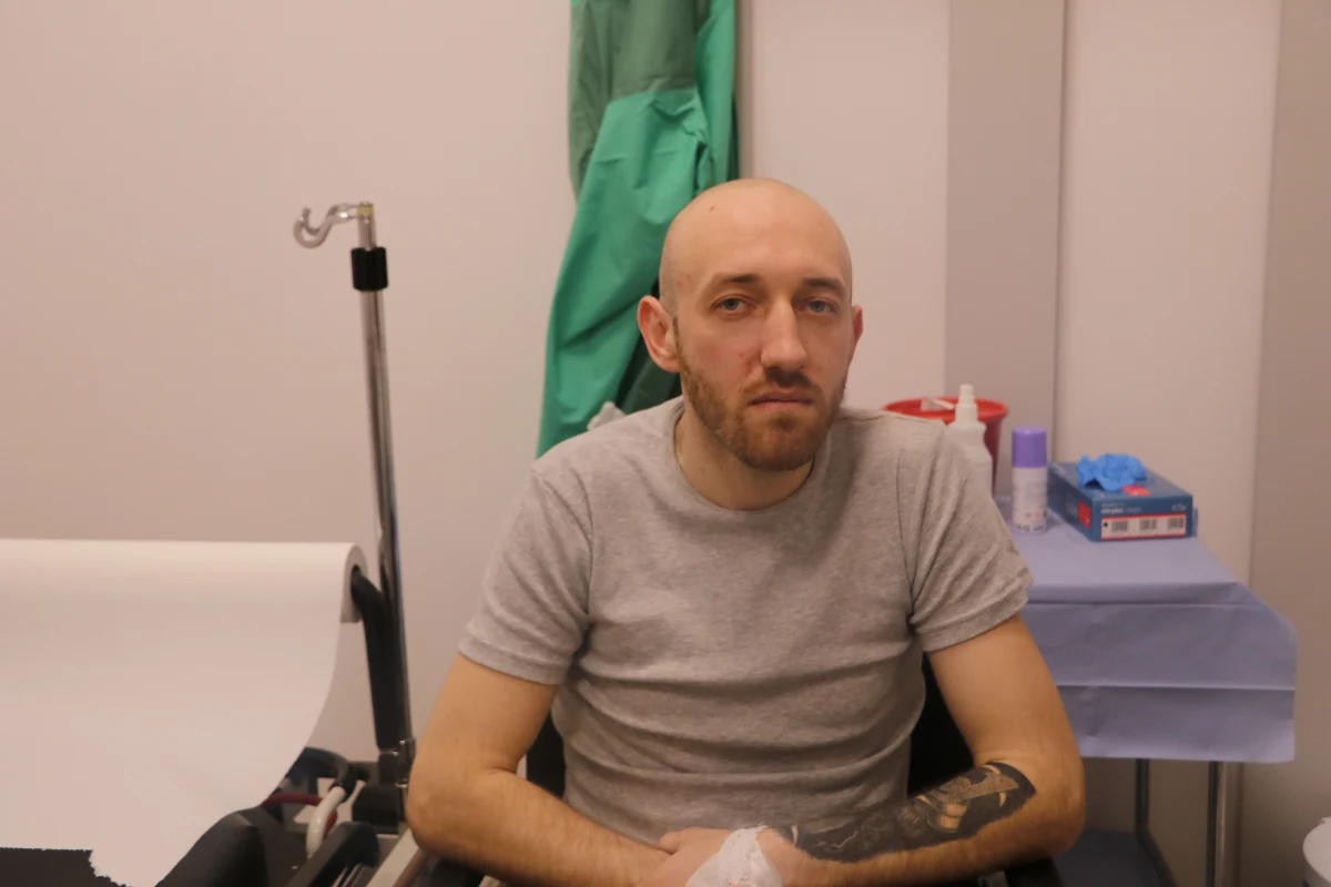 Mychajło, ukraiński żołnierz, który walczył w oblężonym przez Rosjan Mariupolu, spotkał się z dziennikarzami RMF FM Markiem Wiosło i Mateuszem Chłystunem. Przebywający w szpitalu wojskowym w Krakowie mężczyzna opowiedział, gdzie znajdował się w momencie rozpoczęcia rosyjskiej inwazji na Ukrainę, jak wygląda sytuacja w "ostatniej twierdzy" Ukraińców w Mariupolu, czyli zakładach metalurgicznych Azowstal, oraz czy planuje wrócić do ojczyzny.