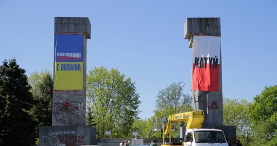 Transparent z napisem "Katyń" zawiesili na dawnym Pomniku Wdzięczności Armii Czerwonej w Olsztynie przedstawiciele lokalnych stowarzyszeń. To protest przeciwko rosyjskiej agresji na Ukrainę i dalszemu pozostawianiu tego pomnika w centrum miasta.