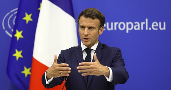 "Dzięki swojej walce i odwadze Ukraina już jest w samym sercu Unii Europejskiej" - oświadczył prezydent Francji Emmanuel Macron w Parlamencie Europejskim w Strasburgu. "Procedura rozszerzenia UE zajmuje jednak lata, a nawet dekady, więc na razie potrzeba innej formy współpracy politycznej w Europie" - dodał.