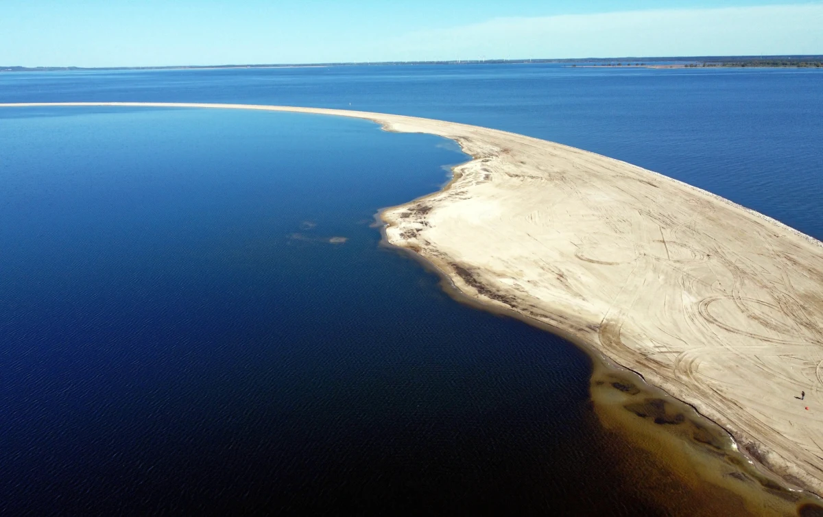 Zakończyły się prace związane z modernizacją toru wodnego Świnoujście-Szczecin do głębokości 12,5 metra i budową nowych wysp na Zalewie Szczecińskim. Dzięki inwestycji maksymalne dopuszczalne zanurzenie statków, zawijających do Szczecina, zwiększy się z 9,15 m do ok. 11 m.