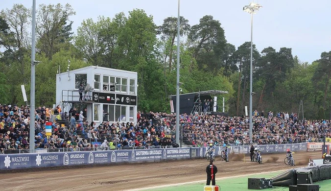 Burdy na wielkich derbach. Kibice zdemolowali sektor, do akcji wkroczyła ochrona