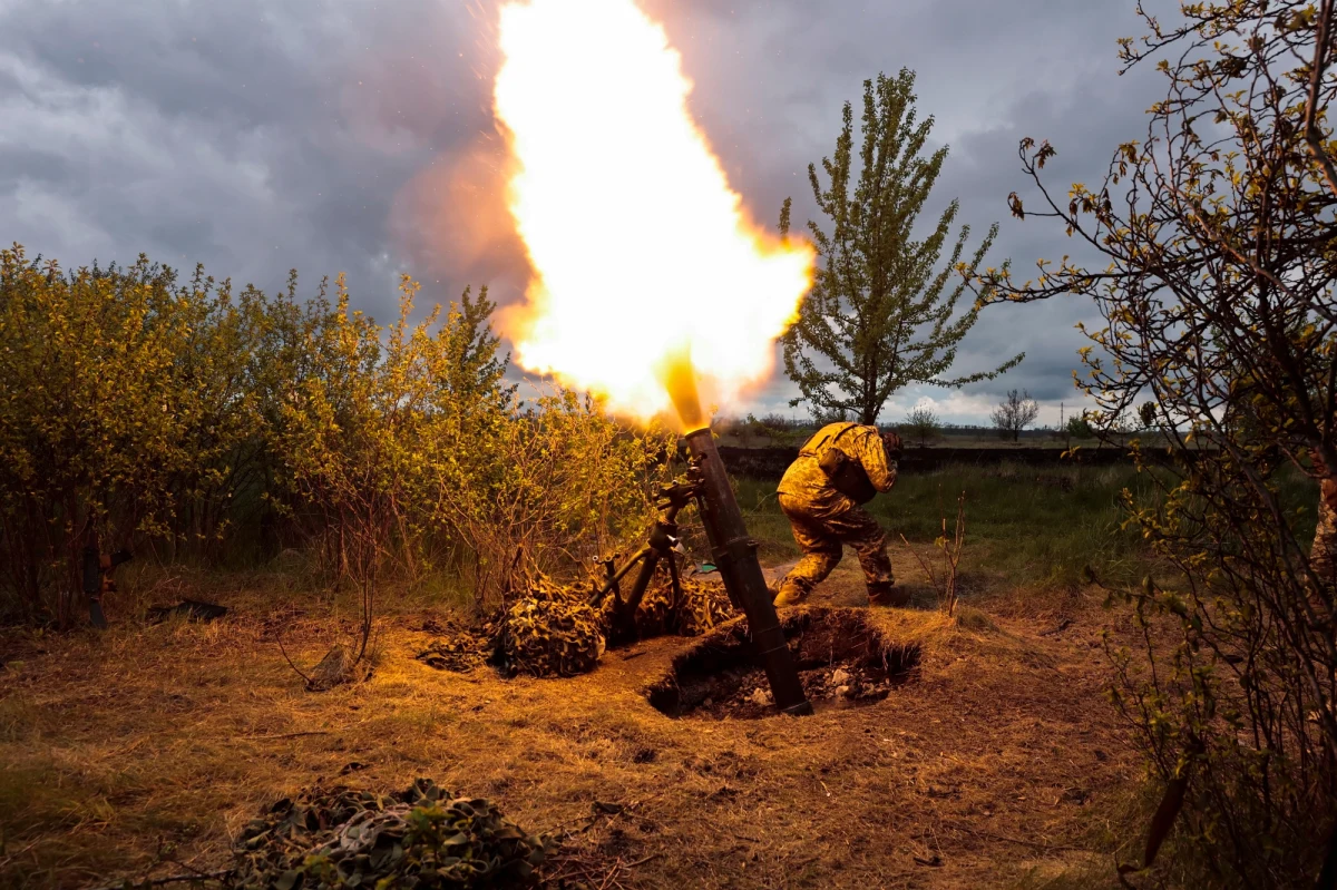 Odessa ponownie stała się celem rosyjskiej agresji. Na port i obwód odeski spadły pociski manewrujące Oniks. Do ostrzału miało dojść z terytorium zaanektowanego Krymu. Rosja świętowała Dzień Zwycięstwa, dzisiejsze obchody upamiętniły 77. rocznicę zakończenia II wojny światowej. „Walczymy o bezpieczeństwo Rosji” – mówił w swoim przemówieniu Władimir Putin. W Warszawie doszło do incydentu - ambasador Rosji w Polsce został oblany przez ukraińskich aktywistów czerwoną cieczą, kiedy próbował złożyć kwiaty pod Mauzoleum Żołnierzy Radzieckich. Najważniejsze wydarzenia 75. dnia rosyjskiej inwazji na Ukrainę zebraliśmy w podsumowaniu dnia.