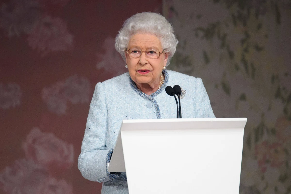 Królowa Elżbieta II nie weźmie udziału w otwarciu nowej sesji brytyjskiego parlamentu, a mowę tronową w jej imieniu odczyta następca tronu, książę Karol - poinformował Pałac Buckingham.