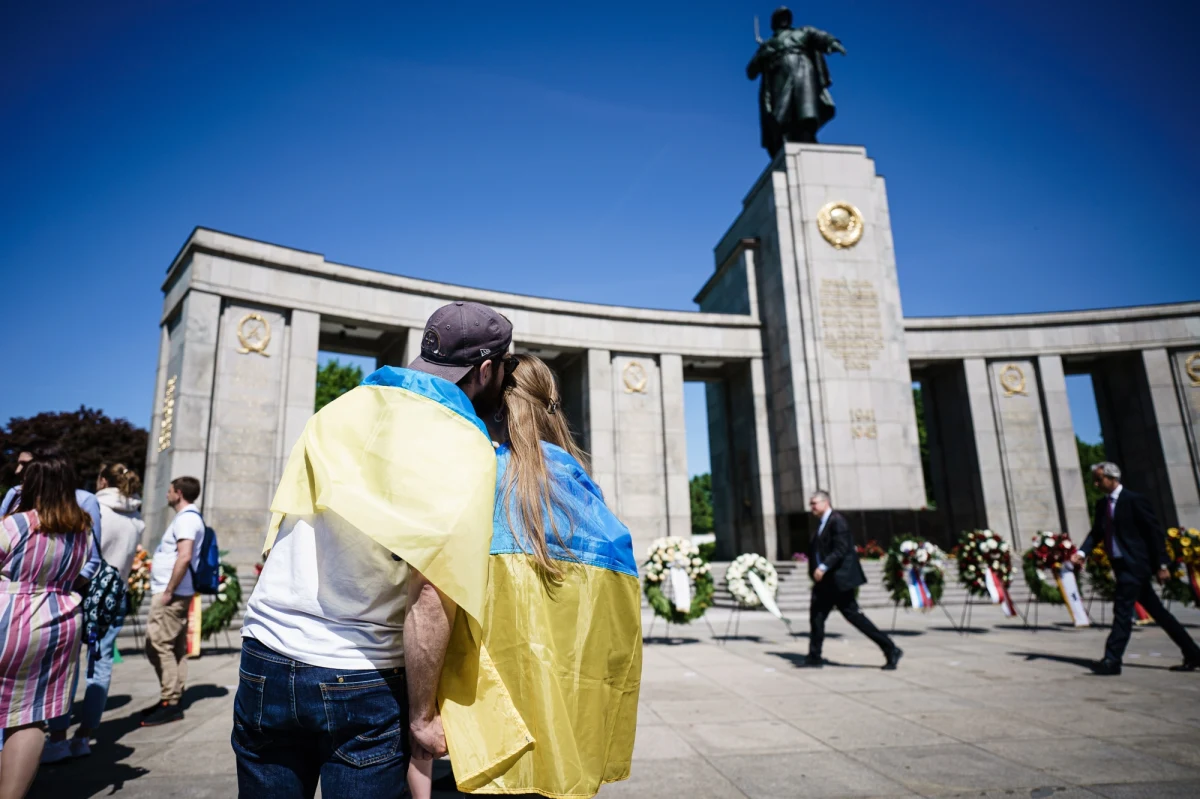 Sekretarz generalny berlińskiej CDU Stefan Evers uznał, że wprowadzony przez władze czasowy zakaz umieszczania ukraińskich flag to "hańba dla Berlina". Polityk zamierza zaskarżyć tę decyzję do sądu administracyjnego.