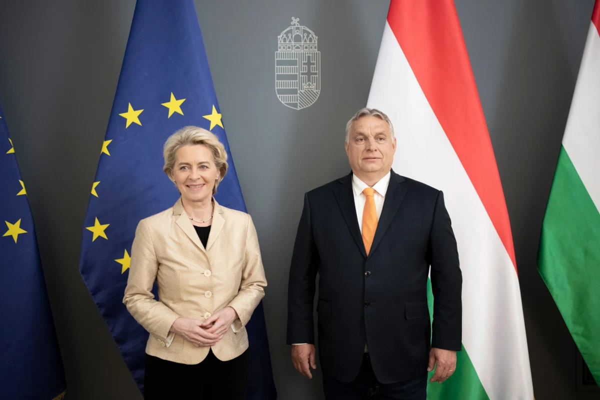 Komisja Europejska, po wizycie Ursuli von der Leyen na Węgrzech, będzie prowadzić konsultacje z krajami członkowskimi w sprawie zatwierdzenia 6. pakietu sankcji wobec Rosji. Szefowa KE pojechała do Budapesztu, aby spotkać się z Viktorem Orbanem. To właśnie Węgry blokują nałożenie kolejnych obostrzeń w związku z rosyjską inwazją na Ukrainę.