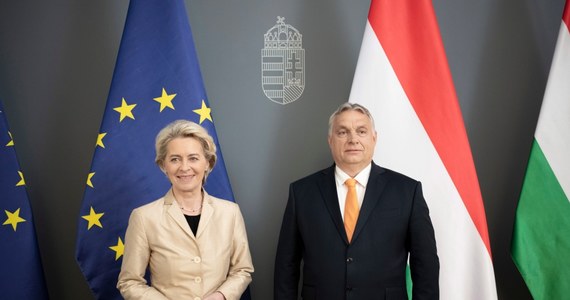 Komisja Europejska, po wizycie Ursuli von der Leyen na Węgrzech, będzie prowadzić konsultacje z krajami członkowskimi w sprawie zatwierdzenia 6. pakietu sankcji wobec Rosji. Szefowa KE pojechała do Budapesztu, aby spotkać się z Viktorem Orbanem. To właśnie Węgry blokują nałożenie kolejnych obostrzeń w związku z rosyjską inwazją na Ukrainę.