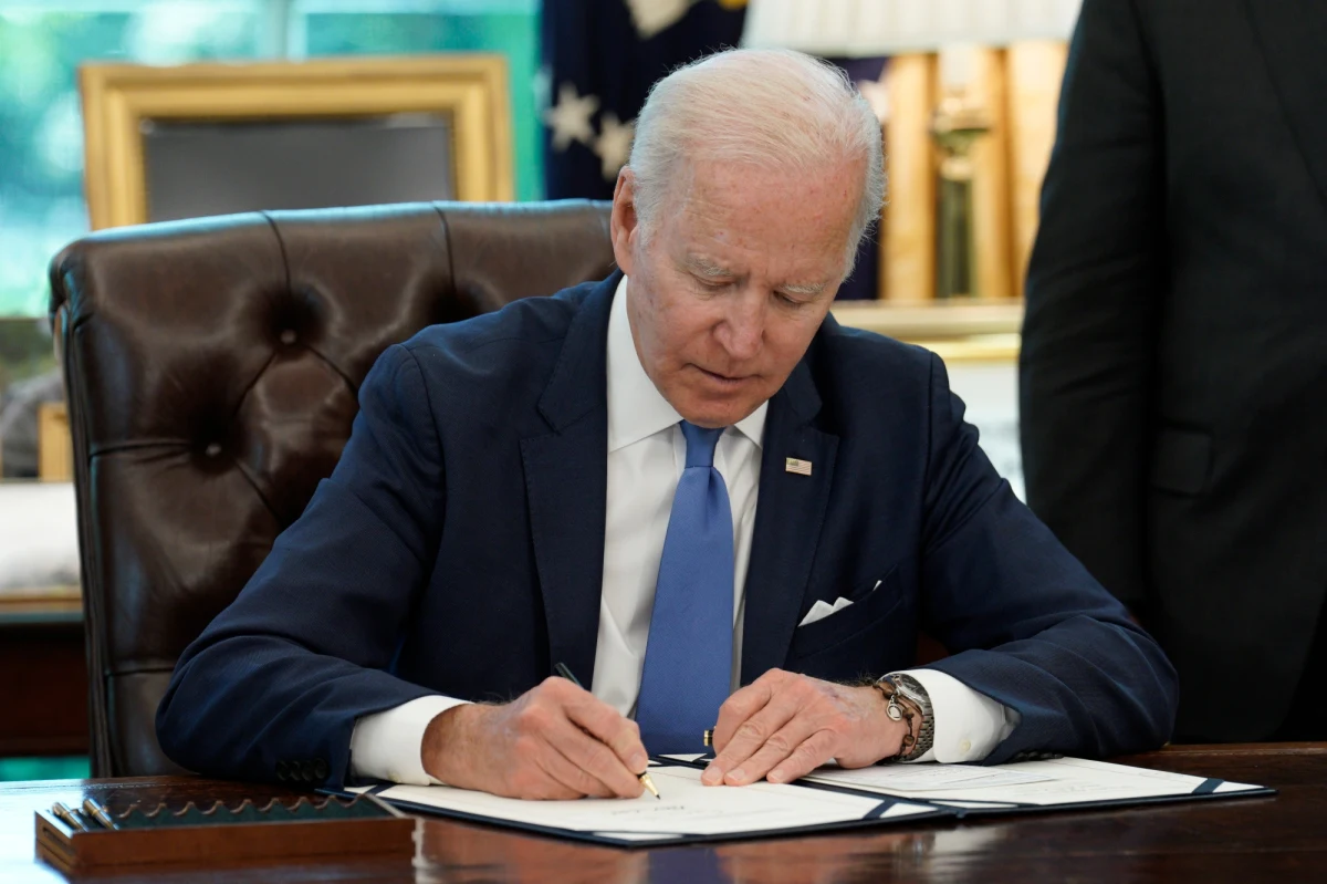 Prezydent USA Joe Biden podpisał ustawę Ukraine Democracy Defense Lend-Lease Act, która ułatwia wysyłkę uzbrojenia i sprzętu wojskowego dla Ukrainy oraz państw wschodniej flanki NATO. Ustawa odwołuje się do słynnego programu, za pomocą którego USA wspomagały aliantów, w tym Armię Czerwoną w czasie II wojny światowej.