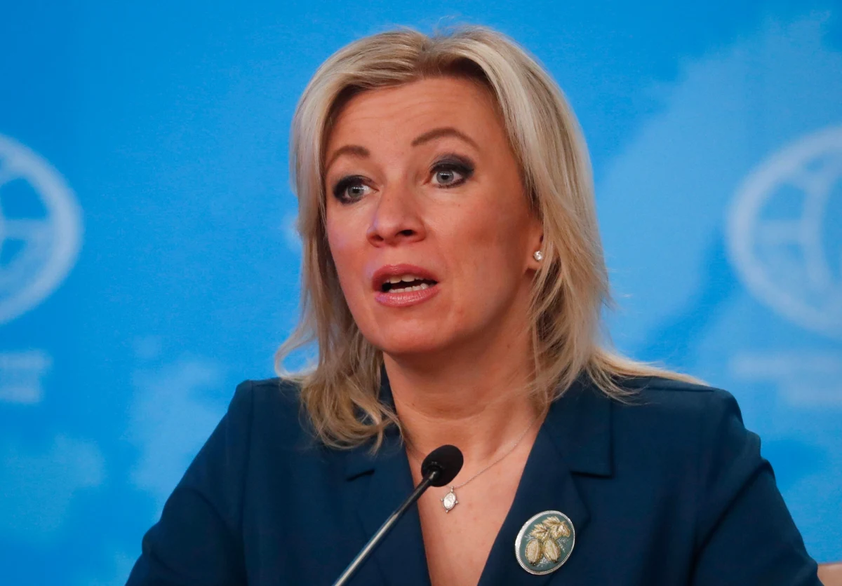 "Fani neonazizmu po raz kolejny odsłonili twarze" - tak rzeczniczka rosyjskiego MSZ Maria Zacharowa skomentowała poniedziałkowy incydent przed Cmentarzem-Mauzoleum Żołnierzy Radzieckich w Warszawie. Rosyjski ambasador Siergiej Andriejew, który pojawił się tam, by złożyć kwiaty z okazji obchodzonego przez Rosję 9 maja Dnia Zwycięstwa, został oblany czerwoną farbą. 