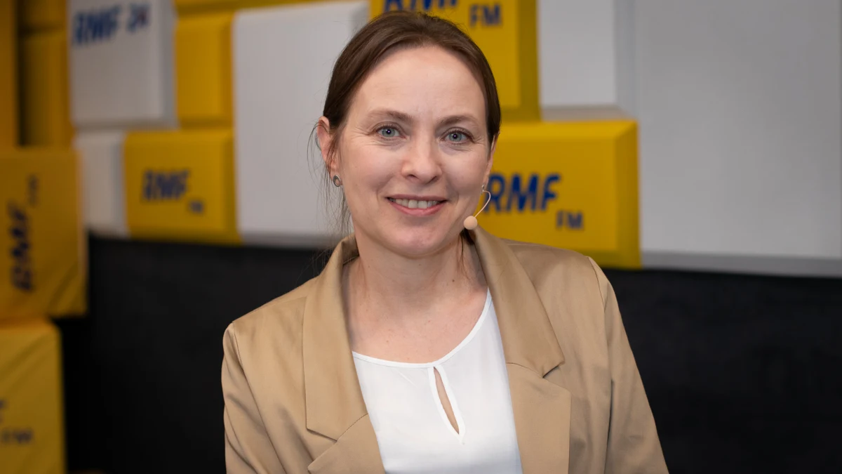 "Wiemy, że sprawczynią (oblania farbą ambasadora Rosji - przyp. red.) była ukraińska dziennikarka. Rozumiem jej postawę, natomiast z punktu widzenia państwa polskiego: to my wyznaczamy standardy, jakie w Polsce obowiazują. Niezależnie od tego z kim mamy do czynienia i ambasador jakiego jest to kraju: standard cywilizowanego, demokratycznego kraju jest taki, że dyplomatów się chroni. Nie powinno do tego dojść" - mówi w Popołudniowej rozmowie w RMF FM była polska ambasador w Rosji Katarzyna Pełczyńska-Nałęcz pytana o to, jak ocenia incydent, do którego doszło, gdy Siergiej Andriejew próbował złożyć kwiaty pod Cmentarzem-Mauzoleum Żołnierzy Radzieckich w Warszawie. 