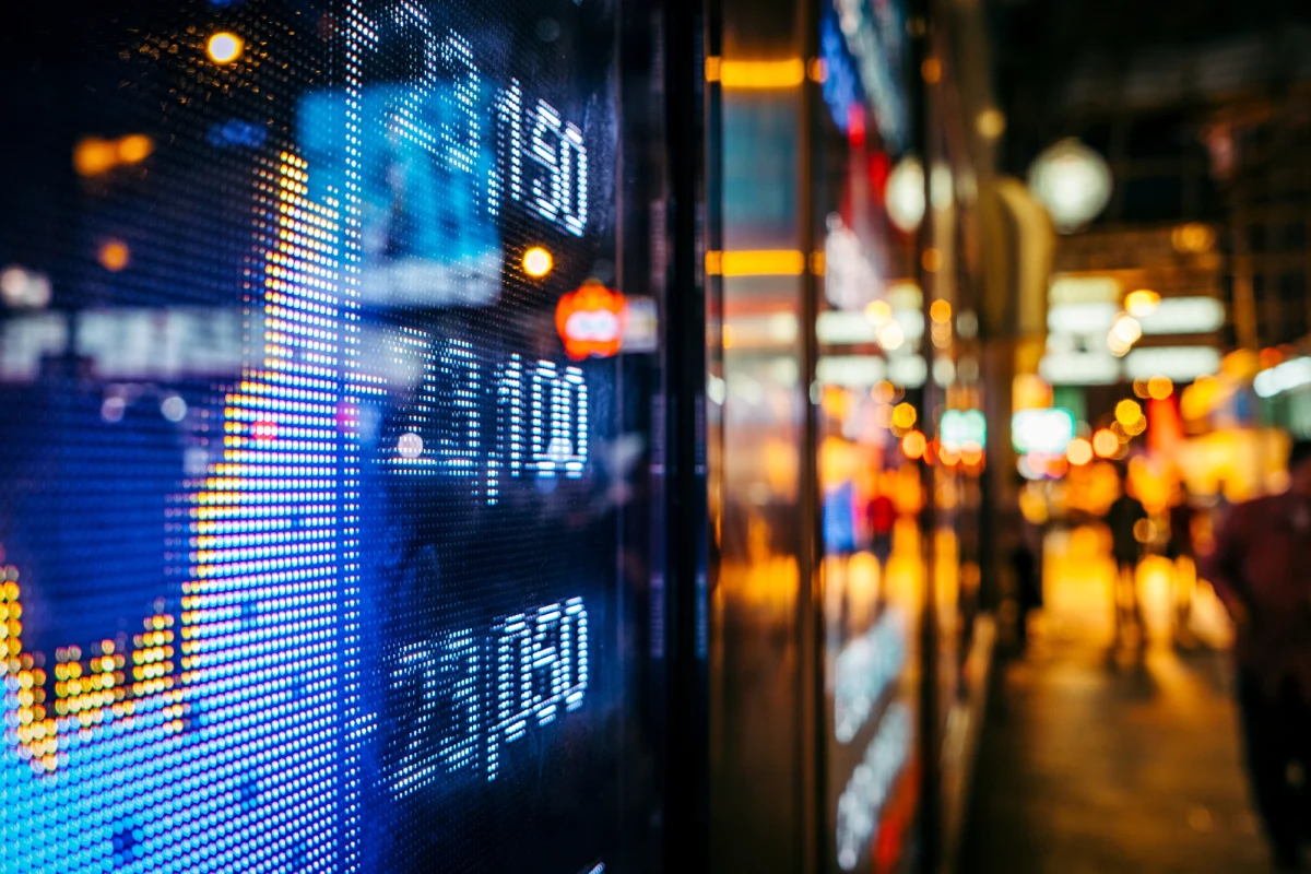 Ropa naftowa wciąż tanieje po najmocniejszej od ponad 5 tygodni przecenie w poniedziałek. To reakcja rynku w na łagodniejsze stanowisko UE wobec sankcji na import ropy z Rosji za jej inwazję na terytorium Ukrainy. Na rynkach dominują też obawy o wzrost gospodarczy, a tym samym możliwy mniejszy popyt na paliwa - informują maklerzy.