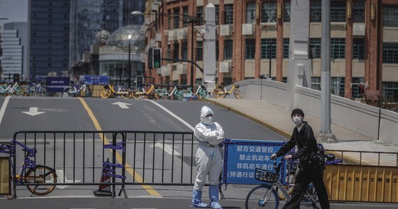 Nie kończy się walka mieszkańców Szanghaju z pandemią Covid-19. Restrykcje zostały zaostrzone po tym, jak prezydent Chin Xi Jinping obiecał podwojenie wysiłków mających na celu ograniczenie rozprzestrzenianie się wirusa. Miliony osób zostały zamknięte w swoich domach, a widoków na zakończenie lockdownu nie ma – podaje CNN. 