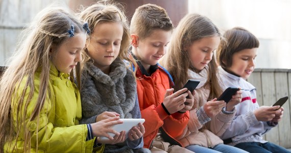 O zagrożeniach związanych  z nadużywaniem smartfonów przez dzieci i młodzież rozmawiają dzisiaj eksperci w Krakowie. W  Centrum Kongresowym ICE odbywa się konferencja pod hasłem „Uwaga! Smartfon”. Organizatorem wydarzenia jest Fundacja Projekt PL.

