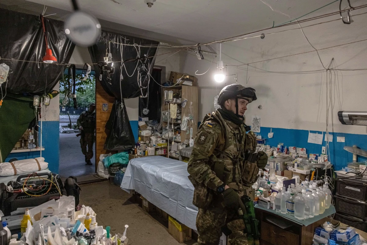 Ciała 44 cywilów znaleziono pod gruzami zniszczonego przez siły rosyjskie 5-piętrowego budynku w okupowanym Iziumie w obwodzie charkowskim – poinformował we wtorek szef władz obwodowych Ołeh Syniehubow na Facebooku.