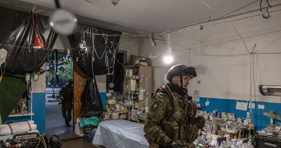 Ciała 44 cywilów znaleziono pod gruzami zniszczonego przez siły rosyjskie 5-piętrowego budynku w okupowanym Iziumie w obwodzie charkowskim – poinformował we wtorek szef władz obwodowych Ołeh Syniehubow na Facebooku.