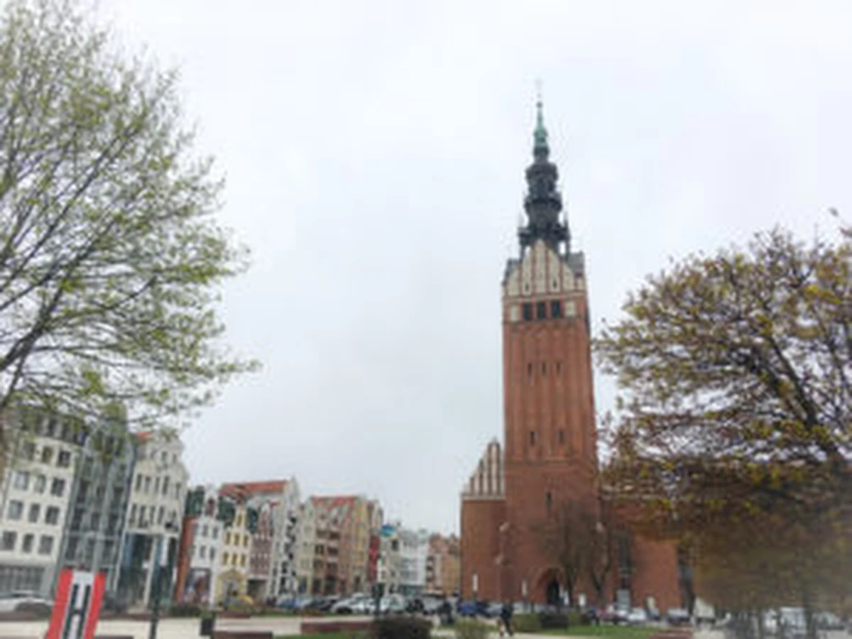 Od wtorku (10 maja) do połowy października będzie można zwiedzać taras widokowy na wieży zabytkowej katedry pw. św. Mikołaja w Elblągu - poinformowało elbląskie Muzeum Archeologiczno-Historyczne. To jedna z głównych atrakcji turystycznych miasta.