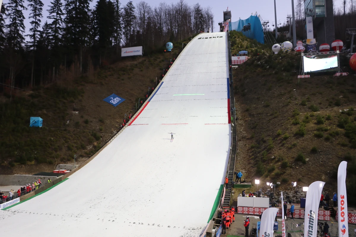 Komisja skoków narciarskich Międzynarodowej Federacji Narciarskiej (FIS) wydała zgodę, aby inauguracyjne zawody Pucharu Świata 2022/23 w Wiśle (5-6 listopada) zostały przeprowadzone na igielicie. Decyzję komisji musi jeszcze zatwierdzić Kongres FIS. Powodem takiej decyzji to… piłkarskie mistrzostwa świata w Katarze.
