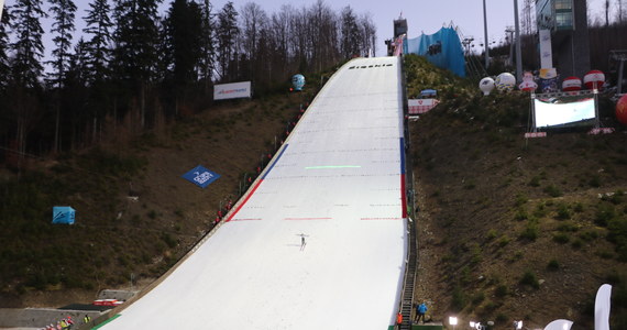 Komisja skoków narciarskich Międzynarodowej Federacji Narciarskiej (FIS) wydała zgodę, aby inauguracyjne zawody Pucharu Świata 2022/23 w Wiśle (5-6 listopada) zostały przeprowadzone na igielicie. Decyzję komisji musi jeszcze zatwierdzić Kongres FIS. Powodem takiej decyzji to… piłkarskie mistrzostwa świata w Katarze.