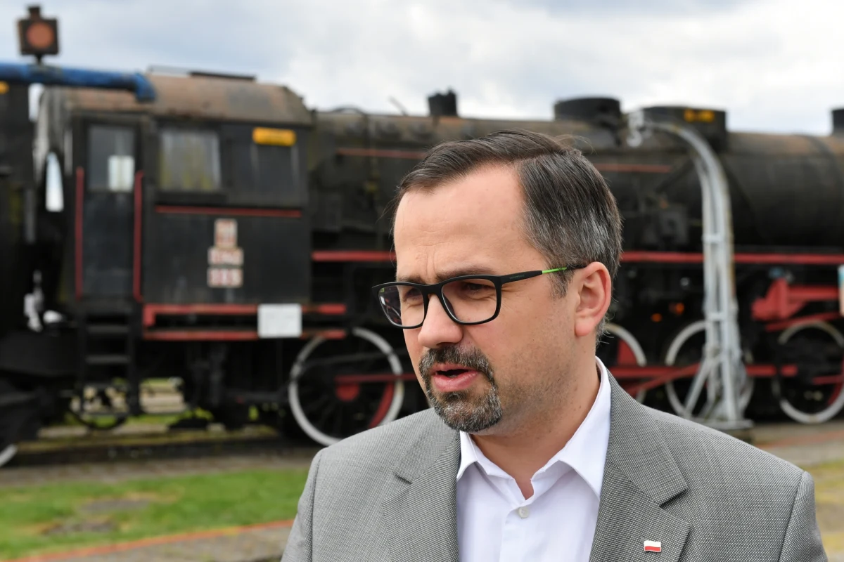 Zawodowy poseł i jeden z 63 pełnomocników rządu, a jednocześnie wiceminister i to w dwóch resortach – taki jest dziś status odpowiedzialnego za budowę Centralnego Portu Komunikacyjnego Marcina Horały. W najbliższym czasie ten rodzimy tytan pracy przejmie też pełny nadzór nad Przedsiębiorstwem Państwowym Porty Lotnicze, dotychczas sprawowany przez ministra.