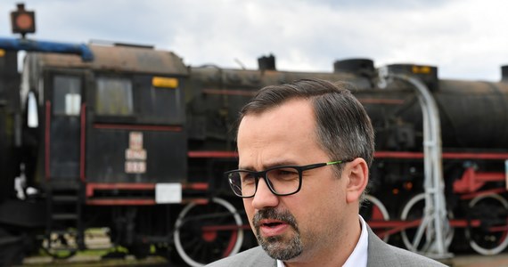 Zawodowy poseł i jeden z 63 pełnomocników rządu, a jednocześnie wiceminister i to w dwóch resortach – taki jest dziś status odpowiedzialnego za budowę Centralnego Portu Komunikacyjnego Marcina Horały. W najbliższym czasie ten rodzimy tytan pracy przejmie też pełny nadzór nad Przedsiębiorstwem Państwowym Porty Lotnicze, dotychczas sprawowany przez ministra.