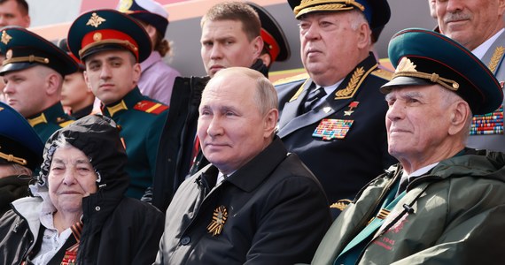 Jedno zdjęcie sprawiło, że ruszyła lawina spekulacji na temat zdrowia Władimira Putina. Podczas parady zwycięstwa na Placu Czerwonym w Moskwie prezydent Rosji siedział obok weteranów, ale tylko on - mimo 9 stopni Celsjusza na plusie - miał nogi przykryte kocem.