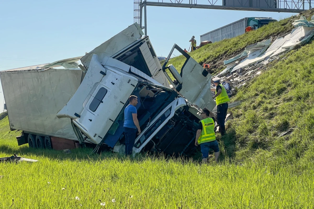 We wtorkowy poranek były problemy z przejazdem na A4 w Gliwicach. Dwa auta osobowe zderzyły się z ciężarówką, która spadła ze skarpy. Jedna osoba została ranna. 
