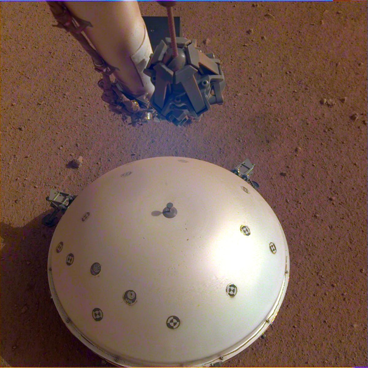 Marsjańska sonda InSight wykryła na początku maja największe trzęsienie "ziemi", jakie kiedykolwiek odnotowano na innej planecie. Miało ono 5 w skali Richtera. Łącznie sonda wykryła już ponad 1300 trzęsień na Marsie. To cenna wiedza o procesach, które zachodzą na czerwonej planecie.