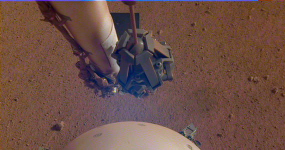 Marsjańska sonda InSight wykryła na początku maja największe trzęsienie "ziemi", jakie kiedykolwiek odnotowano na innej planecie. Miało ono 5 w skali Richtera. Łącznie sonda wykryła już ponad 1300 trzęsień na Marsie. To cenna wiedza o procesach, które zachodzą na czerwonej planecie.