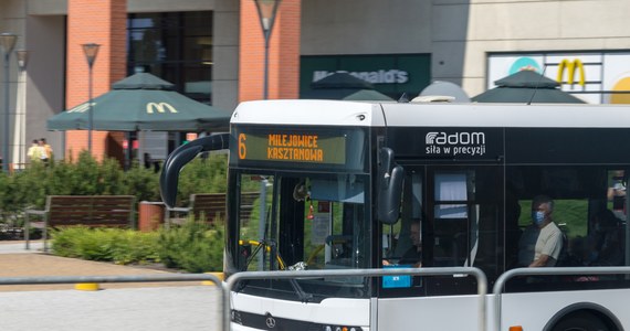 Niewiele brakowało a maturzysta z Radomia nie zdążyłby na egzamin, bo popsuł się autobus. Pracownik MPK, widząc zdenerwowanego ucznia, zaproponował mu podwiezienie do szkoły. Zdążyli w ostatniej chwili.
