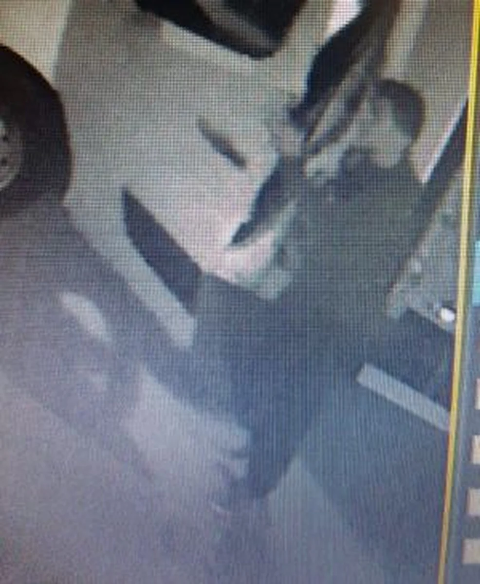 Policjanci z Krasnegostawu poszukują mężczyzny, który kilka dni temu w miejscowości Zakręcie śmiertelnie potrącił mężczyznę prowadzącego rower i odjechał nie udzielając mu pomocy. Właśnie opublikowano wizerunek sprawcy zarejestrowany przez kamery monitoringu.

