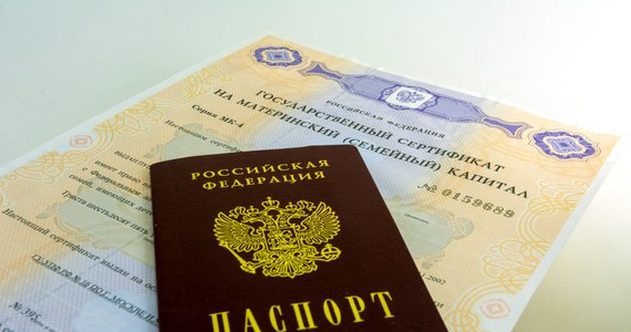 175 tysięcy paszportów dyplomatycznych zamówiło rosyjskie Ministerstwo Spraw Zagranicznych. Jak się okazuje, resort zatrudnia tylko około 15 tysięcy osób. Paszporty mają być wydane rosyjskim obywatelom, którzy wpisani są na listę sankcji przez kraje zachodnie – pisze „Daily Mail”.