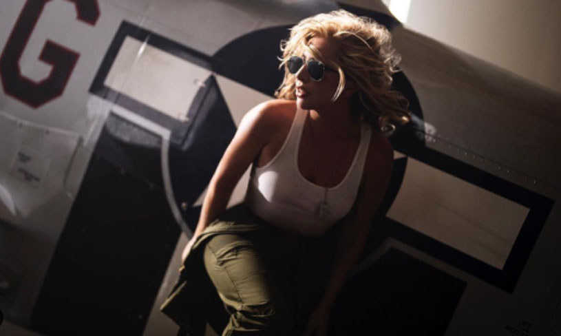 Lady Gaga ujawniła teledysk do utworu „Hold My Hand”, który nagrała do filmu „Top Gun: Maverick”. W klipie, który wyreżyserował Joe Kosinski, widzimy wokalistkę na tle epickich scenerii z obrazu. W wideo pokazano również fragmenty zarówno nowej jak i oryginalnej kinowej produkcji z Tomem Cruise’em w roli głównej.