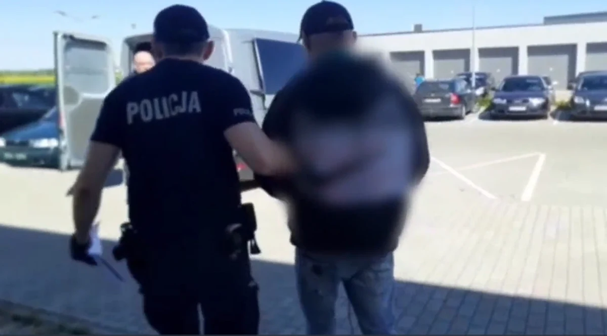 Policjanci z Bartoszyc odzyskali pieniądze zanim dostawca pieczywa zorientował się, że je stracił. Podejrzenia funkcjonariuszy wzbudziła saszetka pod pachą biegnącego wcześnie rano mężczyzny. 30-latek przekonywał, że należy do niego, ale policjanci nie dali się zwieść - znali przestępczą przeszłość mężczyzny.  

