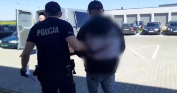 Policjanci z Bartoszyc odzyskali pieniądze zanim dostawca pieczywa zorientował się, że je stracił. Podejrzenia funkcjonariuszy wzbudziła saszetka pod pachą biegnącego wcześnie rano mężczyzny. 30-latek przekonywał, że należy do niego, ale policjanci nie dali się zwieść - znali przestępczą przeszłość mężczyzny.  

